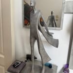 belofte nieuwe hedendaagse sculptuur van Isabel Miramonte bronzen sculptuur vrouwensculptuur moedersculptuur een vrouw in de wind voor een zee Art Yi-galerij Brusselse kunstgalerij