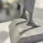 promesse nouvelle sculpture contemporaine d'Isabel Miramonte sculpture en bronze femme sculpture mère sculpture une femme dans le vent devant une mer Galerie Art Yi Galerie d'art de Bruxelles