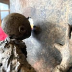 het Bijzondere gat lieven d'haese hedendaagse bronzen sculptuur kunstjongen kijkt door een klein gaatje naar de toekomst Art Yi-galerij Kunstgalerij Brussel