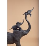 Chacun à son tour sculpture éléphant de Sophie Verger sculpture contemporaine sculpture animalière sculpture en bronze art une mère éléphant joue avec ses deux petits éléphanteaux sur sa trompe et essaie d'attraper le ciel et de jouer dans le cirque sculpture de jardin design d'intérieur chez Art Yi Galerie d'art de Bruxelles