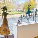 kunsttentoonstelling hedwige leroux mooi en fijn hedendaags bronzen beeld van stadsvrouw met smartphone en droom kunstgalerij brussel