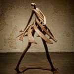 Cette nouvelle petite sculpture « Primavera », représentant une danseuse printanière, est une sculpture figurative abstraite contemporaine en bronze de Miramontes, exposée à la galerie Art Yi à Bruxelles.