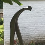 grote stap monumentaal bronzen beeld hedendaagse sculptuur abstracte sculptuur figuratieve sculptuur bronzen beeld van Isabel Miramontes voor tuinkunst tuinontwerp een man die met grote stappen naar zijn toekomst loopt Art Yi-galerie Brusselse kunstgalerie