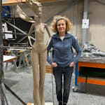 My way hedendaagse vrouw sculptuur Hedwige Leroux tuin sculptuur monumentale sculptuur hedendaagse kunst een wandelend meisje sculptuur tuin sculptuur tuin kunst een mode meisje sculptuur Art Yi galerie Brusselse kunstgalerie