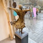 IIXV lieven d'haese hedendaagse bronzen sculptuur een jongen die zijn arm tegen de wind opent om een ​​nieuw avontuur te omarmen kindersculptuur kinderdroom beeldentuin beeldentuin kunstontwerp Art Yi kunstgalerie in brussel