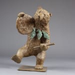 Tambour chaman ours mignon et adorable ours jouant du tambour et animal dansant sculpture contemporaine d'ours en bronze sophie verger