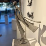belofte nieuwe hedendaagse sculptuur van Isabel Miramonte bronzen sculptuur vrouwensculptuur moedersculptuur een vrouw in de wind voor een zee Art Yi-galerij Brusselse kunstgalerij