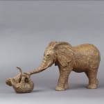 Bembeleza schattige babyolifant speelt met olifant eigentijds bronzen sculptuur tuininterieurontwerp sophie verger