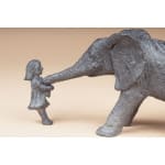 Twee kinderen met babyolifant schattig eigentijds bronzen sculptuur tuin interieurontwerp sophie verger