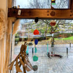 suspension en verre colorée dans l'air art contemporain installation murale art du verre techniques mixtes maison Fabienne Decornet design d'intérieur art abstrait Galerie Art Yi Galerie d'art de Bruxelles