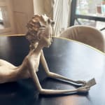 Ich vermisse dich, Hedwige Leroux, eine wunderschöne und feine Bronzeskulptur einer zeitgenössischen Frau, die sich hinlegt und ihr Smartphone betrachtet. Innenarchitektur, zeitgenössische Skulptur im Hotel Barsey von Warwick in Brüssel Art Yi-Galerie Brüsseler Kunstgalerie