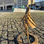 Deze nieuwe kleine "Primavera" een dansend meisjessculptuur in haar leven van de lente, hedendaagse abstracte figuratieve sculptuur van Miramontes bronzen sculptuur vrouwensculptuur in de Art Yi-galerij in Brussel