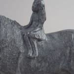 Twee Percherons en hun kleine ruiters paarden sculptuur paardrijden Sophie Verger twee meisjes rijden op twee paarden en schattig sculptuur dieren sculptuur bronzen sculptuur hedendaagse sculptuur Art Yi galerie Brusselse kunstgalerie