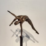 In balans brengen van mijn geven (s) miniatuur dansend meisjesbeeld van Marc de Corte hedendaagse bronzen sculptuur vrouwenbeeld dansbeeld in Art Yi galerie in Brussel