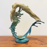 Herz des Horizonts Liang Binbin zeitgenössische Skulptur Bronzeskulptur eine schwimmende Frau Skulptur springt in einen Wasserkreis, der mit der blauen Aquawelle und dem Meer eine Herzform der Liebe bildet Skulptur Wasserskulptur Art Yi-Galerie Brüsseler Kunstgalerie