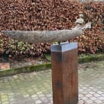 Monumentale bronzen bootsculptuur van Lieven D'Haese voor watertuinsculptuur, hedendaagse beeldhouwkunst in de Art Yi-galerij in Brussel.
