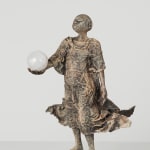 Visionnaire lieven d'haese sculpture contemporaine en bronze un garçon tenant une boule de cristal sculpture de l'imagination Art Yi enfant sculpture rêve d'enfance galerie d'art à bruxelles