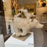 Sculpture d'ours Big Quick Sophie Verger sculpture animalière collection d'ours sculpture contemporaine deux mignons petits ours sur le dos d'une mère ourse et courant ensemble collection d'art collection d'ours Galerie d'art Yi Galerie d'art de Bruxelles