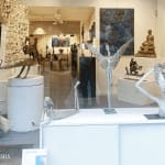 kunsttentoonstelling hedwige leroux mooi en fijn hedendaags bronzen beeld van stadsvrouw met smartphone en droom kunstgalerij brussel