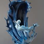 olas poderosas escultura de bronce contemporánea Liang Binbin artista chino escultura de mar azul una hermosa niña nadando o surfeando en una gran ola escultura de arte