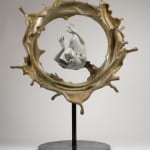 Drijven van gedachten hedendaagse bronzen sculptuur watersculptuur zwemsculptuur vrouwensculptuur een cirkel van water en anaked zwemmende vrouw uit Liang Binbin Chinese kunstenaar beeldhouwer hedendaagse beeldhouwkunst Art Yi-galerij Brusselse kunstgalerij
