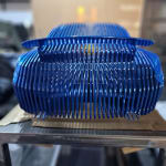 Scultura di auto da corsa di lusso blu Safari Jean Paul Kala scultura di auto contemporanea Galleria Art Yi Galleria d'arte di Bruxelles