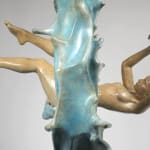 Floating of thought Liang Binbin hedendaagse sculptuur bronzen sculptuur een zwemmende vrouw sculptuur door een watercirkel een blauwe golf sculptuur blauwe zee sculptuur watersculptuur Art Yi galerie Brusselse kunstgalerie