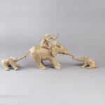 Sokatira et One More mignon bébé éléphant jouant avec l’éléphant sculpture contemporaine en bronze sculpture animale art design d’intérieur sophie verger Galerie Art Yi Galerie d'art de Bruxelles