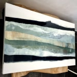 De persistentie van een stille ochtend hedendaagse schilderkunst van Frederic Halbreich ijsberg luchtberg in de lente met groen gras en bos olieverfschilderij lakschilderij Art Yi-galerij in Brussel