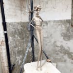 waarom niet vrouw sculptuur figuratieve sculptuur hedendaagse kunst Hedwige Leroux sculptuur van een stadsmeisje in jeans Art Yi galerie Brusselse kunstgalerie