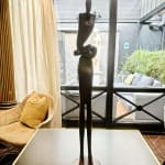 Gloup sculpture homme debout Isabel Miramontes sculpture de jardin design de jardin décoration de jardin art sculpture contemporaine sculpture en bronze design d'intérieur à l'hôtel Barsey par Warwick Art Yi galerie Galerie d'art de Bruxelles