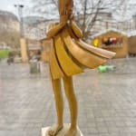 Engel passeert Isabel Miramontes dansend meisje sculptuur monumentale sculptuur tuinsculptuur hedendaagse bronzen sculptuur een mooi meisje verrast door haar jurk die door de wind wordt opgeblazen Art Yi-galerij Kunstgalerij Brussel