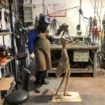 achter het scherm hedwige leroux hedendaagse beeldhouwkunst kunst tuinbeeldhouwkunst mooie en fijn geklede vrouwen bronzen beeld kijkend naar haar smartphone menselijke grootte beeldhouwkunst van meisje art yi kunstgalerie brussel