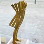 Isabel Miramontes hedendaagse bronzen sculptuur abstracte kunst sculptuur decoratie design minimalisme een figuur aan zee sculptuur tegen de wind stijgt