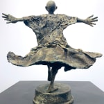 IIXV lieven d'haese hedendaags bronzen beeld een jongen die zijn arm opent tegen de wind om een nieuw avontuur te omarmen kinderbeeldhouwwerk kinderdroombeeldhouwwerk Art Yi kunstgalerie in brussel
