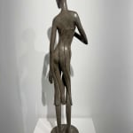 Sculpture femme callipyge d'Isabel Miramontes sculpture contemporaine sculpture en bronze une belle femme en robe sculpture art collection de sculptures Galerie d'art Yi Galerie d'art de Bruxelles