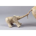 Sokatira et One More mignon bébé éléphant jouant avec l’éléphant sculpture contemporaine en bronze sculpture animale art design d’intérieur sophie verger Galerie Art Yi Galerie d'art de Bruxelles