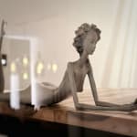 tu me manques hedwige leroux une belle et belle femme contemporaine sculpture en bronze allongé texte et regardant smartphone