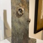 Le trou spécial lieven d'haese sculpture en bronze contemporaine garçon d'art regarde à travers un petit trou pour l'avenir Galerie Art Yi Galerie d'art de Bruxelles