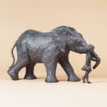 Samen olifantenbeeld met klein meisje Sophie Verger bronzen beeld dierenbeeld hedendaagse beeldhouwkunst Art Yi-galerij Brusselse kunstgalerij