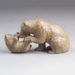 Tickles schattige beer moeder speelt met een schattige beer baby dier eigentijds bronzen beer sculptuur sophie verger