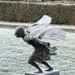 Icarus lieven d'haese eigentijdse bronzen sculptuur een jongen vliegende sculptuur kindersculptuur vliegsculptuur uit de kindertijd Art Yi tuin beeldentuin art design kunstgalerie in brussel