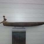 Roi de Kingabwa sculpture monumentale en bronze de bateau de Lieven D'Haese pour l'eau pour sculpture de jardin sculpture contemporaine à la galerie Art Yi à Bruxelles