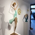 Sculpture de danseuse au clair de lune de Hedwige Leroux sculpture contemporaine en bronze femme danseuse sculpture une fille en robe verte dansant librement Galerie Art Yi à Bruxelles