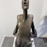 Belofte Isabel Miramontes tuinsculptuur hedendaagse sculptuur van vrouwensculptuur zeesculptuur windsculptuur een vrouw in een jurk of een moeder tegen de zeewind die een belofte doet aan haar kind vol vrijheid en liefde Art Yi-galerij Brusselse kunstgalerij