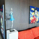 Cinquième avenue sculpture femme contemporaine Hedwige Leroux une jeune fille sous une robe bleue soufflant au vent tout en portant un petit chien dans son sac sculpture en bronze Galerie Art Yi Galerie d'art de Bruxelles
