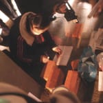 Artist Chen Qiulin is writing on the firebrick.