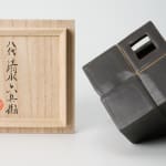 Kiyomizu Rokubei VIII 八代 清水六兵衛, Cube shaped incense burner with black glaze 黒釉刻線器