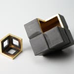 Kiyomizu Rokubei VIII 八代 清水六兵衛, Cube shaped incense burner with black glaze 黒釉刻線器