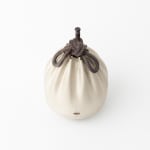 Hiraku Sudo, Silk Pouch-Shaped Incense Container 'White Sand Droplet' 仕覆形香合　白沙(雫), 2023